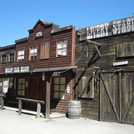 Cowboys Guest Ranch فندق 3*