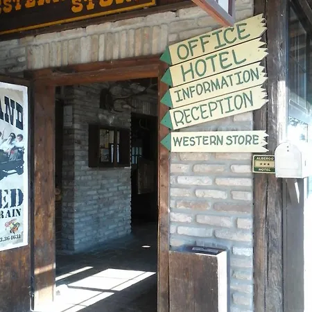 Cowboys Guest Ranch فندق فوغيرا