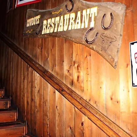 Cowboys Guest Ranch فندق فوغيرا